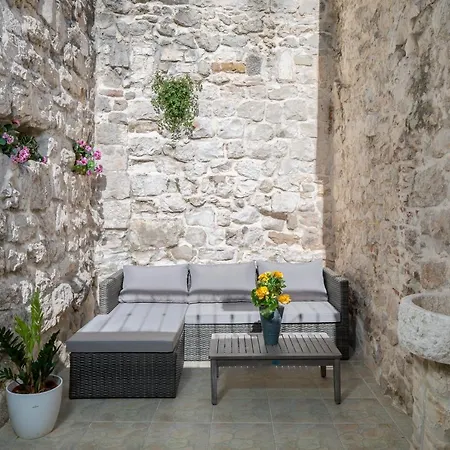 Πανσιόν Awesome Stone House