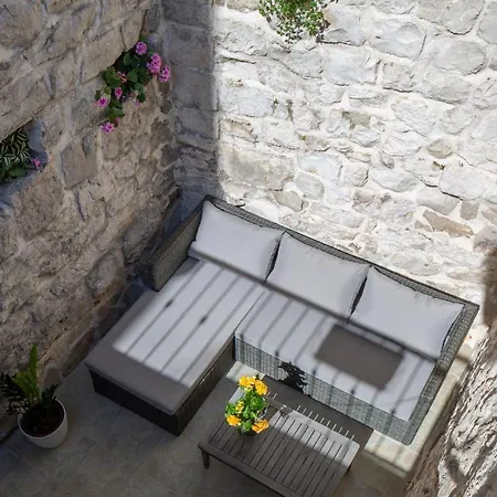 Gasthuis Awesome Stone House Split