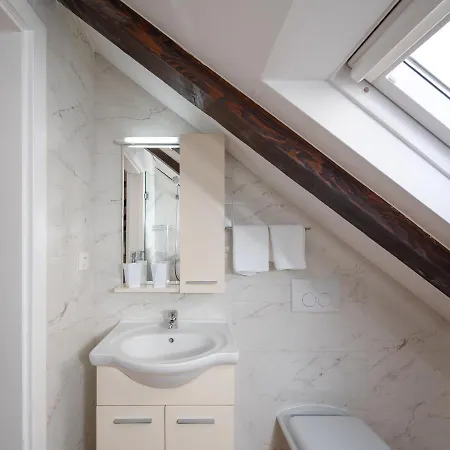 Gasthuis Awesome Stone House Split