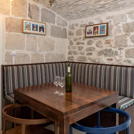 Awesome Stone House בית הארחה