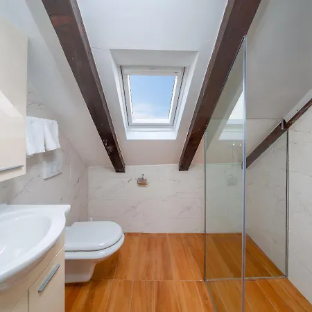 Gasthuis Awesome Stone House Split