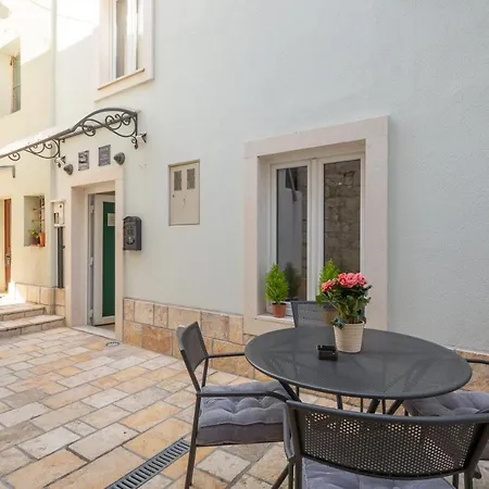 Awesome Stone House Πανσιόν 4*