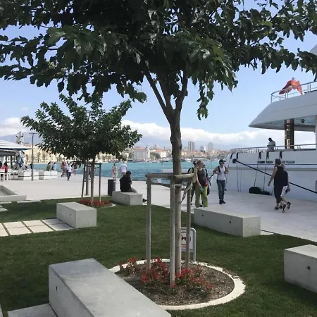 Gasthuis Awesome Stone House Split