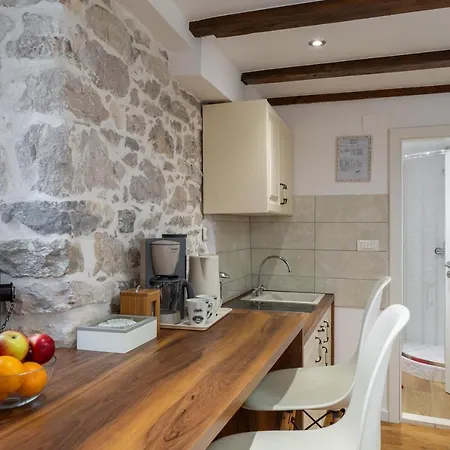 Awesome Stone House בית הארחה 4*