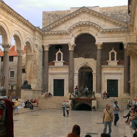 Gasthuis Awesome Stone House