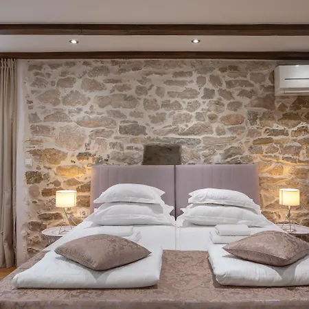 Konukevi Awesome Stone House 4*