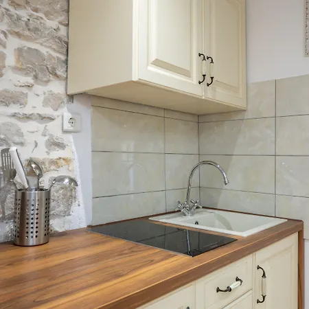 Awesome Stone House בית הארחה