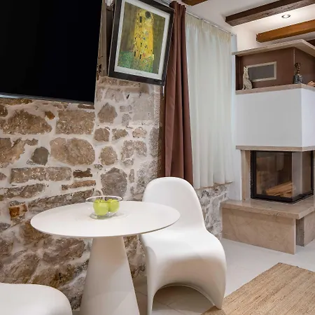 Πανσιόν Awesome Stone House 4*