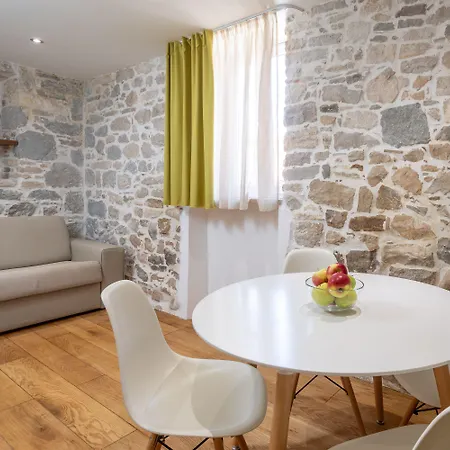 Awesome Stone House Πανσιόν 4*