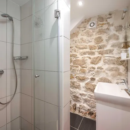 Awesome Stone House Πανσιόν 4*