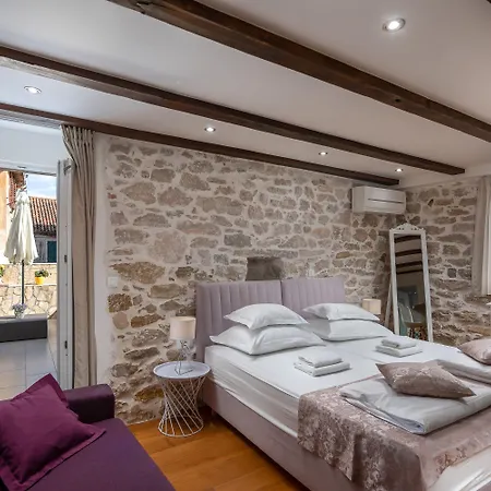 Gostinjska kuća Awesome Stone House Split