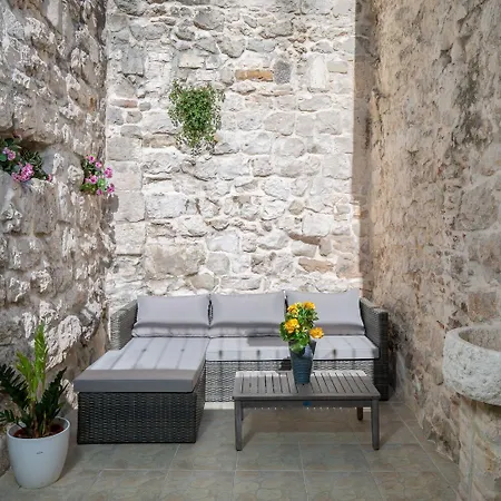 Gostinjska kuća Awesome Stone House Split