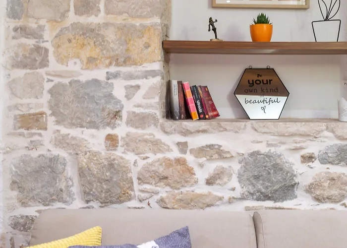 Πανσιόν Awesome Stone House 4*